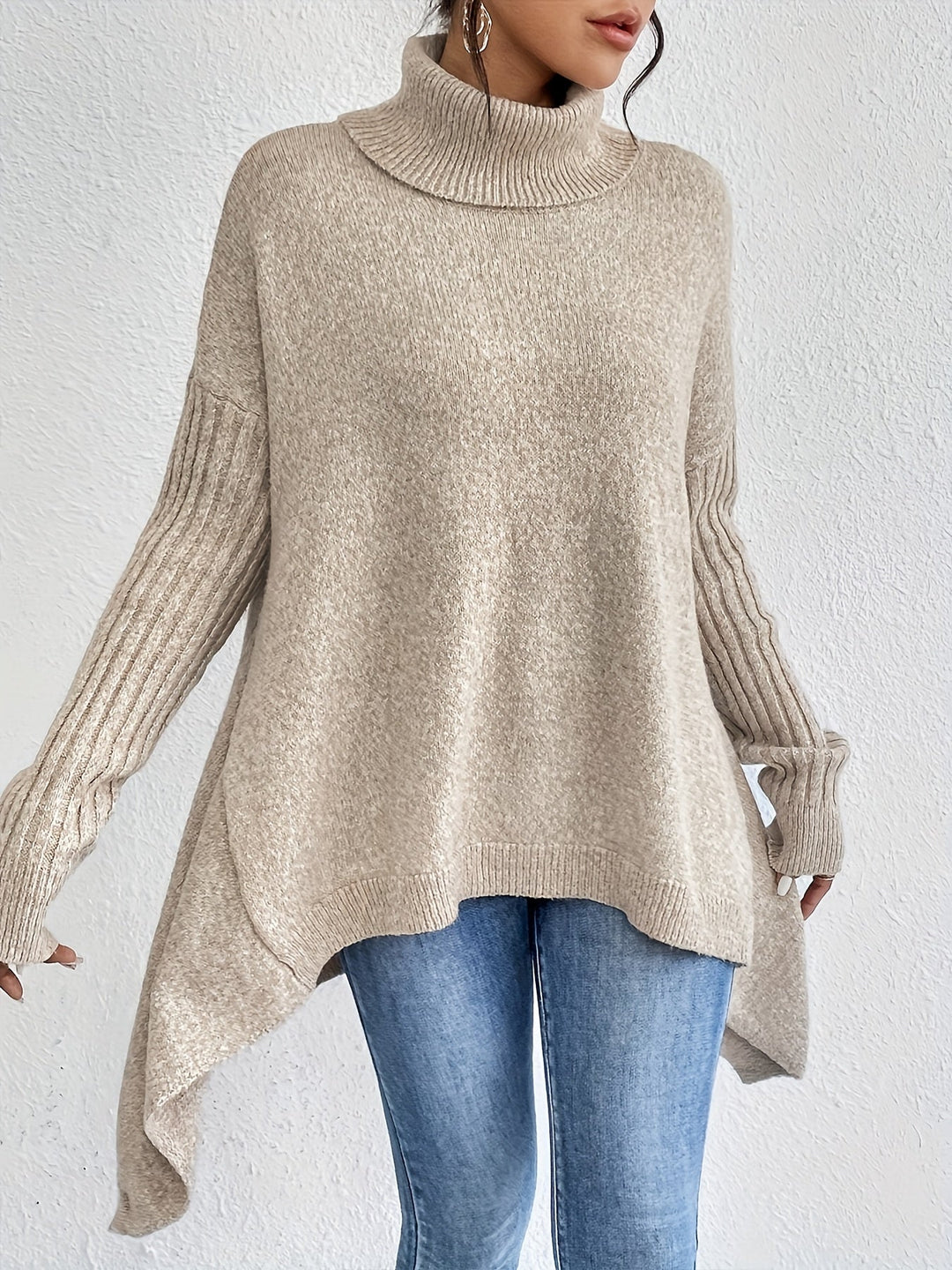 Oversized turtleneck sweater in light knit with ribbed cuffs and curved hem