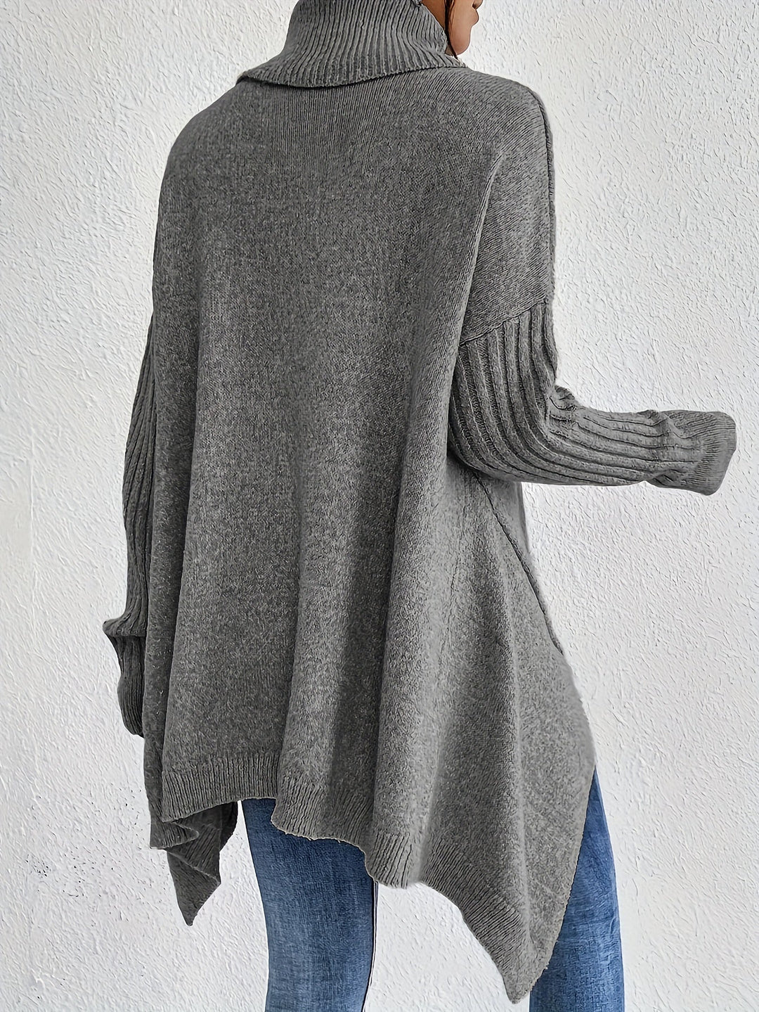 Oversized turtleneck sweater in dark gray knit, ribbed cuffs and hem, long sleeves.